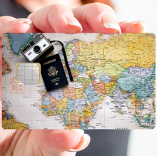 Load image into Gallery viewer, La carte du voyageur - Sticker pour carte bancaire, disponible en deux formats.