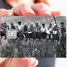 Load image into Gallery viewer, Lunch Atop a Skyscraper - the Rockfeller center - Sticker pour carte bancaire, disponible en deux formats.