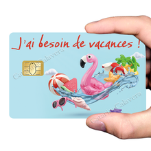 Charger l&#39;image dans la galerie, J&#39;ai besoin de vacances ! Sticker pour carte bancaire, format US - Disponible en 3 langues
