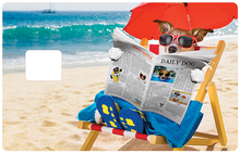 Charger l&#39;image dans la galerie, Le chien qui lit à la plage - sticker pour carte bancaire
